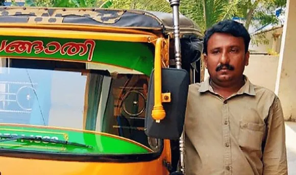 'പ്രായമായവർക്കും ചെറിയ കുട്ടികളുമായി ഒറ്റയ്ക്ക് താമസിക്കുന്നവർക്കും വലിയ സഹായമായിരുന്നു അജയന്റെ സേവനം';കുമരകത്തെ അജയനും 'ചങ്ങാതിക്കും' വിവിഎസ് ലക്ഷ്മണിന്റെ അഭിനന്ദനം