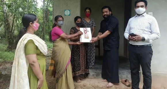 ബോബി ഫാൻസ്‌ ആപ്പിൽ ലഭിച്ച അപേക്ഷ പ്രകാരം വിദ്യാർത്ഥിനിക്കുള്ള മൊബൈൽ ഫോൺ കൈമാറി