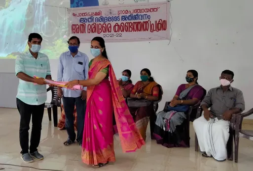 അതി ദരിദ്രരെ കണ്ടെത്തൽ; മികവാർന്ന പ്രവർത്തനങ്ങളുമായി പൊൽപ്പുള്ളി ഗ്രാമ പഞ്ചായത്ത്; കരട് പട്ടിക വൈസ് പ്രസിഡണ്ട് ആർ. പ്രസീദ പഞ്ചായത്തിലെ സെക്ഷൻ ഉദ്യോഗസ്ഥന് കൈമാറി