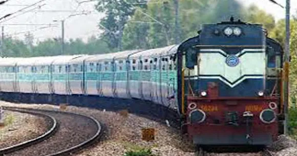 ഒഡീഷ ട്രെയിൻ ദുരന്തത്തിനു ശേഷം സുരക്ഷാപ്പേടി: ആയിരക്കണക്കിന് യാത്രക്കാർ ട്രെയിൻ ടിക്കറ്റുകൾ റദ്ദാക്കിയെന്ന് കോൺഗ്രസ്; അങ്ങനെയൊരു സംഭവമേ ഇല്ലെന്ന് റെയിൽവേ