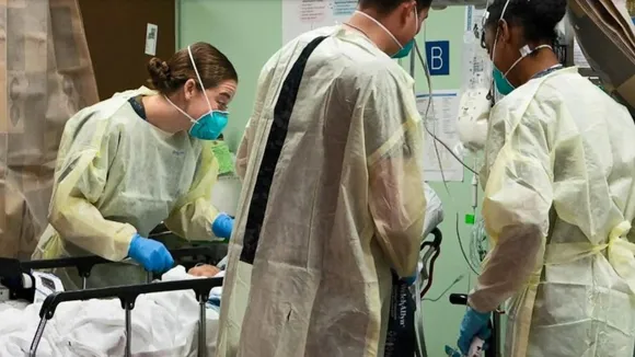 അമേരിക്കയില്‍ കോവിഡ് കേസുകള്‍ വീണ്ടും കുത്തനെ ഉയരുന്നു. ആശുപത്രികള്‍ നിറഞ്ഞ് കവിയുകയാണ്, ടെക്‌സസിലും അരിസോണയിലും കേസുകളുടെ എണ്ണത്തില്‍ വന്‍ വര്‍ദ്ധനവ്‌.