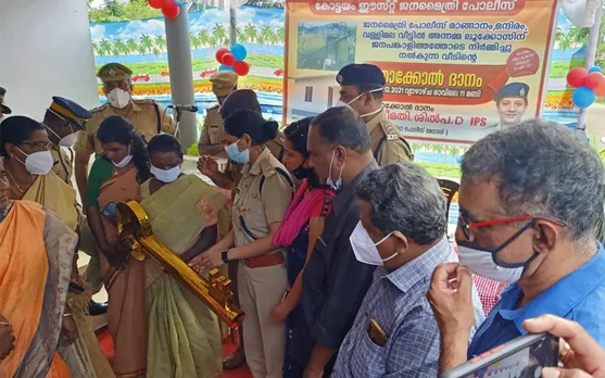 കോട്ടയം ഈസ്‌റ്റ് പോലീസ് ജനമൈത്രി സമിതിയുടെ ശ്രമഫലമായി നിര്‍മിച്ച വീടിന്റെ താക്കോൽ കൈമാറി