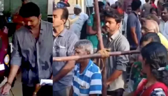 ക്യൂ നിന്ന് ഒപ്പമുണ്ടായിരുന്നവരോട് കുശലം പറഞ്ഞ് താര ജാഢയില്ലാതെ വിജയ് - വീഡിയോ ഏറ്റെടുത്ത് ആരാധകര്‍