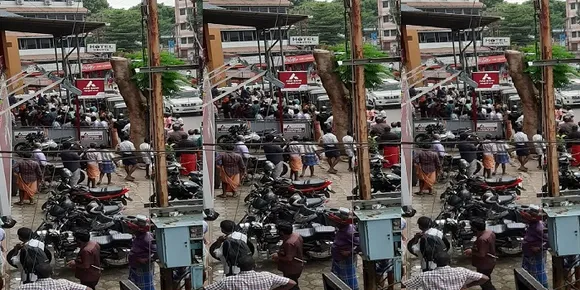 തൊടുപുഴ പോലീസ് സ്റ്റേഷന് സമീപം ബീവറേജ്‌സ് ഔട്ലെറ്റിനു മുന്നിൽ വന്‍ തിരക്ക്, സാമൂഹിക അകലം പാലിക്കാതെ ആളുകള്‍