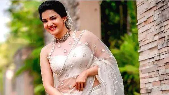 വെള്ള സാരിയില്‍ അതീവ സുന്ദരിയായി ഹണിറോസ്