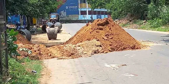 മലമ്പുഴയിലേക്കുള്ള റോഡുകളില്‍ പൈപ്പ് ലൈൻ സ്ഥാപിക്കാനുള്ള ചാലുകളും മൺകൂനകളും കൊണ്ട് ജനം പൊറുതിമുട്ടി. ഈ ദുരിതം എന്ന് തീരും ? വിനോദസഞ്ചാരികളും നാട്ടുകാരും ചോദിക്കുന്നു