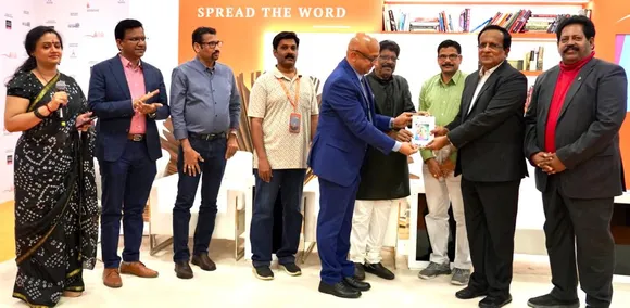 ഷാർജ ഇന്റർനാഷണൽ ബുക്ക്‌ ഫൈയറിൽ രവീന്ദ്രൻ കൈപ്രത്തിന്റെ "ഊഷര ചിന്തകൾ" പ്രകാശനം ചെയ്തു