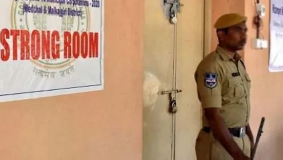 നിരീക്ഷകരുടെയും ഏജന്റുമാരുടെയും സാന്നിധ്യത്തില്‍ വോട്ടെണ്ണലിനായി സ്‌ട്രോംഗ് റൂമുകള്‍ തുറന്നുതുടങ്ങി