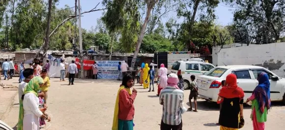 ആർ കെ പുരം സെന്റ് പീറ്റേഴ്സ് സീറോ മലബാർ ഇടവക വിവിധ സംഘടനകൾക്കൊപ്പം ഡൽഹിയിൽ വിവിധ ഭാഗങ്ങളിൽ ഭക്ഷണം വിതരണം ചെയ്യുന്നു