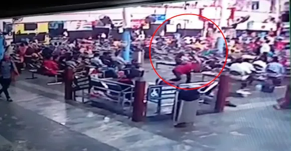 ചെന്നൈ സെന്‍ട്രല്‍ റയില്‍വേ സ്റ്റേഷനില്‍ യാത്രക്കാര്‍ നോക്കി നില്‍ക്കെ ഓട്ടോഡ്രൈവറെ കല്ലുകൊണ്ടു തലക്കടിച്ചു കൊന്നു