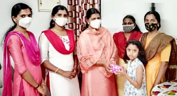 വീടുകളിലേക്ക് അപ്രതീക്ഷിത സന്ദര്‍ശനം നടത്തി ടീച്ചറമ്മമാര്‍! അമ്പരന്ന് കുരുന്നുകള്‍; വര്‍ണക്കടലാസില്‍ പൊതിഞ്ഞ സമ്മാനപ്പൊതി കിട്ടിയപ്പോള്‍ അമ്പരപ്പ് ആഹ്‌ളാദമായി! അറിവിന്റെ തേന്‍മധുരം പകരുന്ന ടീച്ചറമ്മമാര്‍ മിഠായികളുടെ ഇരട്ടിമധുരവുമായി പുതുവത്സര ദിനത്തില്‍ സ്‌നേഹത്തിന്റെ മധുരം വിളമ്പാനെത്തിയത് നെച്ചിപ്പുഴൂരില്‍ !