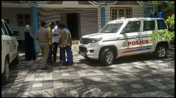 കുമ്പളയില്‍ പ്രവാസിയുടെ വീട്ടില്‍ കവര്‍ച്ച; സ്വര്‍ണാഭരണങ്ങളും പണവും മുറ്റത്ത് നിര്‍ത്തിയിട്ടിരുന്ന സ്വിഫ്റ്റ് കാറും മോഷ്ടിച്ചു