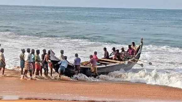 കേരള, കർണ്ണാടക, ലക്ഷദ്വീപ് തീരങ്ങളിൽ ജാഗ്രത നിർദ്ദേശം; മത്സ്യബന്ധനത്തിന് പോകരുതെന്നും മുന്നറിയിപ്പ്