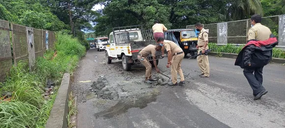 ഒലവക്കോട് താണാവ് റെയില്‍വേ മേല്‍പാലത്തിലെ അപകടക്കുഴിയടച്ച് പോലീസുകാര്‍ മാതൃകയായി. പാലക്കാട്ടെ വിവിധ വിഭാഗത്തിലുള്ള പോലീസുകാര്‍ സംയുക്തമായാണ് കുഴിയടച്ചത് 