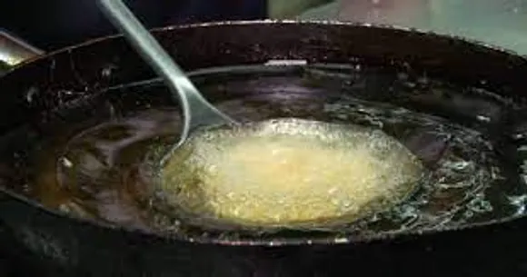 പാചകശേഷം ബാക്കിവരുന്ന എണ്ണ വീണ്ടും വീണ്ടും ചൂടാക്കി ഉപയോഗിക്കാറുണ്ടോ? എങ്കിൽ സൂക്ഷിക്കണം...