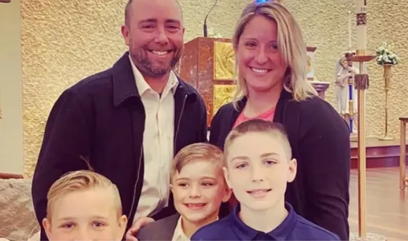 ക്രിസ്മസ് ട്രീയില്‍ തൂക്കിയ വിളക്കുകളില്‍ നിന്ന് തീ പടര്‍ന്ന് വീടിന് തീപിടിച്ചു; ക്രിസ്മസ് ദിനത്തില്‍ പിതാവിനും രണ്ട് ആണ്‍കുട്ടികള്‍ക്കും ദാരുണാന്ത്യം