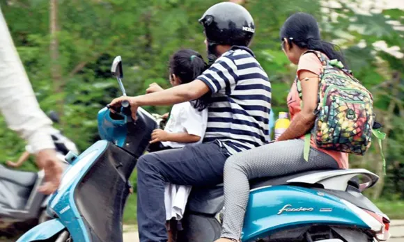 ഇരുചക്ര യാത്രയില്‍ കുട്ടിയും; പിഴ ഒഴിവാക്കാന്‍ ശ്രമം