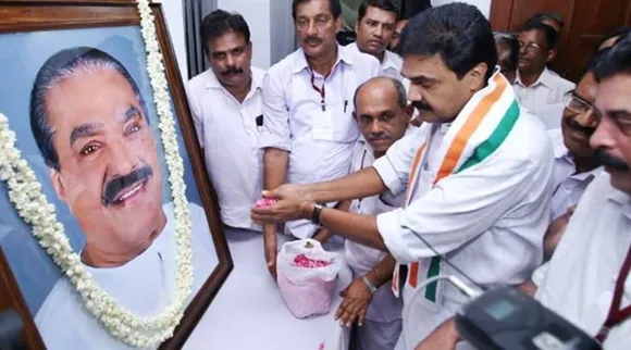 പത്രിക സമർപ്പണത്തിനു പുറപ്പെടും മുൻപ് അരമണിക്കൂറോളം കുടുംബാംഗങ്ങളോടൊപ്പം പ്രാർത്ഥന. തുടർന്നു മാതാവ് കുട്ടിയമ്മയുടെ കാൽ തൊട്ടു വന്ദിച്ച് കെ.എം മാണിയുടെ ചിത്രത്തിൽ തൊട്ട് അനുഗ്രഹം തേടി - ജോസ് കെ.മാണി പത്രിക സമർപ്പണത്തിന് പുറപ്പെട്ടത് പാലാ കത്തീഡ്രൽ പള്ളിയിലെ പ്രാർത്ഥനകള്‍ക്കും ശേഷം  !