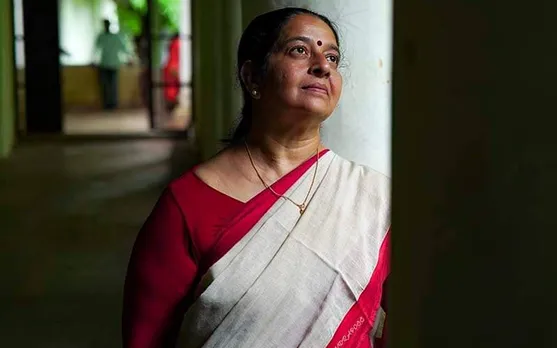 "ഈ നിത്യഹരിതയാം ഭൂമിയിലല്ലാതെ മാനസ സരസുകളുണ്ടോ... സ്വപ്നങ്ങളുണ്ടോ... പുഷ്പങ്ങളുണ്ടോ സ്വർണ്ണമരാളങ്ങളുണ്ടോ..." പി ടി യില്ലാതെ മഹാരാജാസിൽ ഉമയെത്തി ! പിരിയൻ ഗോവണിയിലൂടെ പി ടി ഇല്ലാതെ നടന്നിറങ്ങിയപ്പോൾ കണ്ണുകൾ നിറഞ്ഞ് ഉമ. തെരഞ്ഞടുപ്പ് തിരക്കിനിടയിലും മഹാരാജാസിലെത്തി ഉമ തോമസ്