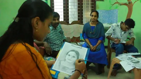 അച്ഛൻ്റെ ശിക്ഷണത്തിൽ വരയുടെ ലോകത്ത് അത്ഭുതങ്ങൾ സൃഷ്ടിച്ച്  കഞ്ഞിക്കുഴിയിലെ സഹോദരങ്ങളായ ആകാശും, ആദിത്യയും