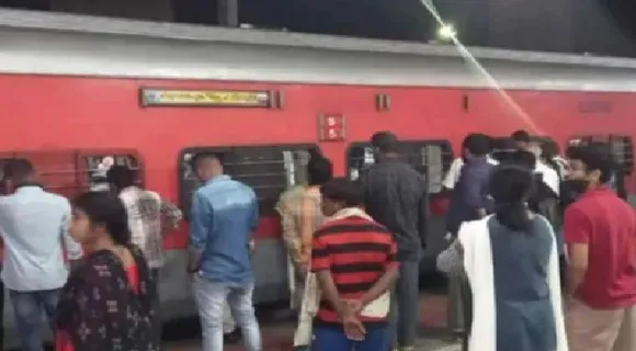 ഭീതി പടർത്തി ട്രെയിനിൽ കയറിക്കൂടിയ പാമ്പിനെ പിടികൂടി