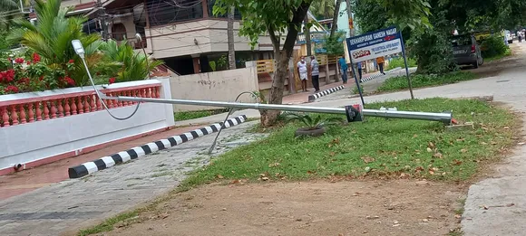 വീണിതല്ലോ കിടക്കുന്നു ധരണിയിൽ... മലമ്പുഴ നൂറടി റോഡിൽ ശേഖരിപുരത്ത് ദിവസങ്ങളായി വീണു കിടക്കുന്ന തെരുവുവിളക്കു കാൽ