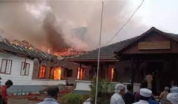 വടകര താലൂക്ക് ഓഫീസിലുണ്ടായ തീ പിടുത്തം; അന്വേഷണത്തിന് ജില്ലാ കളക്ടർ ഉത്തരവിട്ടു, പൊലീസും ഇലക്ട്രിക്കൽ വിഭാഗവും അടങ്ങുന്ന ടീം രണ്ട് ദിവസത്തിനുള്ളിൽ റിപ്പോർട്ട് നൽകണം; ഓഫീസിലുണ്ടായിരുന്ന 85 ശതമാനം ഫയലുകളും കത്തി നശിച്ചെന്ന് ജീവനക്കാർ