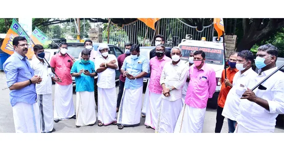 ബിജെപി സംസ്ഥാന അദ്ധ്യക്ഷൻ കെ.സുരേന്ദ്രനെ കള്ള കേസിൽ കുടുക്കാനുള്ള മുഖ്യമന്ത്രിയുടെ നീക്കത്തിന്നെതിരെ ബിജെപി പാലക്കാട് ജില്ലാ കമ്മറ്റി പ്രതിഷേധ പ്രകടനം സംഘടിപ്പിച്ചു