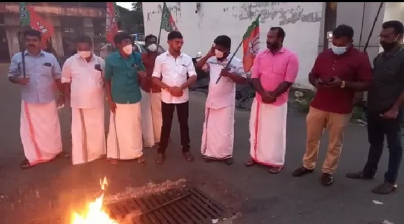 പെട്രോള്‍ വില കുറച്ച കേന്ദ്ര സര്‍ക്കാരിന് അഭിവാദ്യം അര്‍പ്പിച്ച് യുവമോര്‍ച്ച ! കേരള മുഖ്യമന്ത്രിക്കെതിരെ പ്രതിഷേധവും