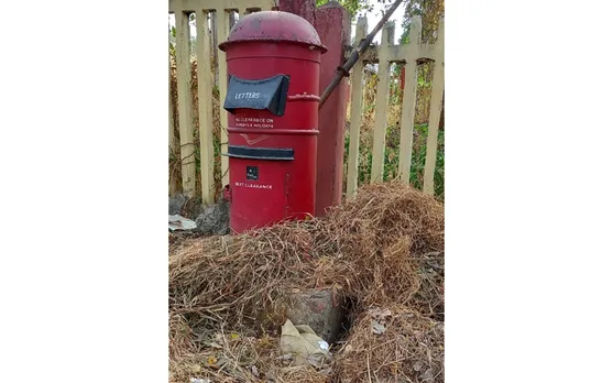 തപാൽ പെട്ടി നിൽക്കുന്നത് മാലിന്യ കൂമ്പാരത്തിനുള്ളില്‍ ! ഒലവക്കോട് ഓട്ടുകമ്പനി സ്റ്റോപ്പിലെ തപാല്‍ പെട്ടിക്കാണ് ഈ ദുരവസ്ഥ...