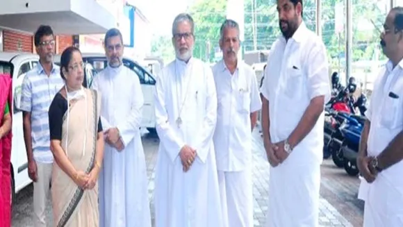 പാലാ നഗരസഭയുടെ സമൂഹ അടുക്കളയിൽ ബിഷപ്പ് കല്ലറങ്ങാട്ട്