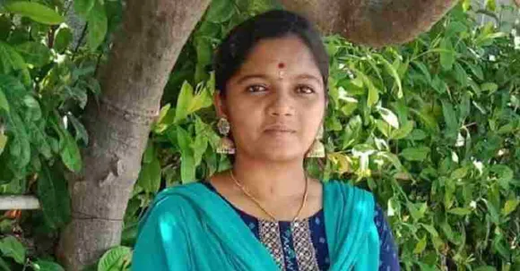 മോ​ഷ​ണ ശ്ര​മം ചെ​റു​ക്കു​ന്ന​തി​നി​ടെ ട്രെ​യി​നി​ൽ നി​ന്നും വീ​ണ് യു​വ​തിക്ക് ദാരൂണാന്ത്യം