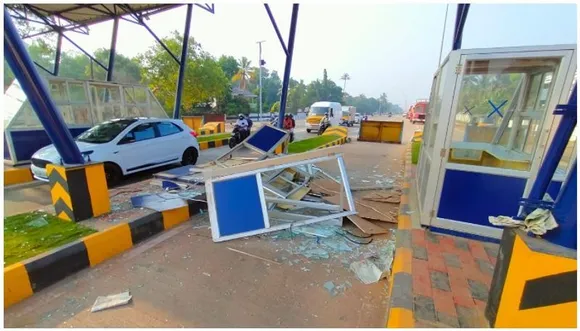 ഉദ്ഘാടനം കഴിഞ്ഞ് ഒരു മണിക്കൂറിനകം ആലപ്പുഴ ബൈപ്പാസിൽ രണ്ടു കാറുകളും ഒരു മിനി ലോറിയും ഒന്നിനു പുറകെ ഒന്നായി കൂട്ടിയിടിച്ചു; ഇന്ന് പുലർച്ചെയും അപകടം, ടോൾ പിരിവ് കേന്ദ്രം വാഹനമിടിച്ച് തകർന്നു !