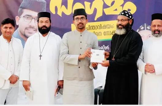 ശിഹാബ് തങ്ങൾ ഉദ്ധരണി സമാഹാരം ഫാ. തോമസ് പോൾ റമ്പാന് കൈമാറി