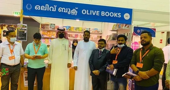 ഷാർജ പുസ്തകമേള; മാൻ ബുക്കർ ഇന്റർനാഷ്ണൽപുരസ്‌ക്കാര ജേതാവായ ജോഖ അൽഹാരിസിയുടെ നോവലിന്റെ മലയാളം പതിപ്പ് 'നിലാവിന്റെ പെണ്ണുങ്ങൾ'മലബാർ ഗോൾഡ് മേധാവി ഫൈസൽ പ്രകാശനം ചെയ്തു