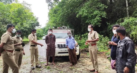 കനത്ത മഴയില്‍ റോഡിലേക്ക് വീണ മരം മുറിച്ചുമാറ്റി