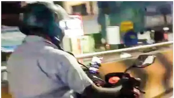 മൊബൈല്‍ ഫോണില്‍ ടിവി സീരിയല്‍ കണ്ടുകൊണ്ട് ബൈക്കോടിച്ച യാത്രികനെ കോയമ്പത്തൂർ സിറ്റി പോലീസ് പിടികൂടി