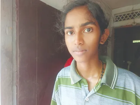 ബസിൽ കയറാൻ ഓടിയതിനു പിന്നാലെ കാട്ടുപോത്തും, വിവരമറിഞ്ഞത് ബന്ധുവിന്റെ മരണശേഷം സി.സി.ടിവി ദൃശ്യങ്ങളിൽ നിന്ന്; തലനാരിഴയിൽ ജീവിതം തിരികെ പിടിച്ച് നീതു മരിയ