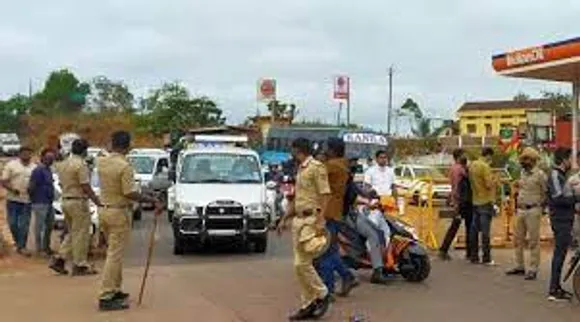 വാക്സീൻ സ്വീകരിച്ച ശേഷവും കർണാടകത്തിലേക്ക് വരുന്നവർ 72 മണിക്കൂറിനുള്ളിൽ എടുത്ത ആർടിപിസിആർ ഫലം വേണമെന്ന കർണാടക സർക്കാരിൻ്റെ നടപടിയിൽ ഇളവ് തേടി മഞ്ചേശ്വരം എംഎൽഎ ഹൈക്കോടതിയിൽ