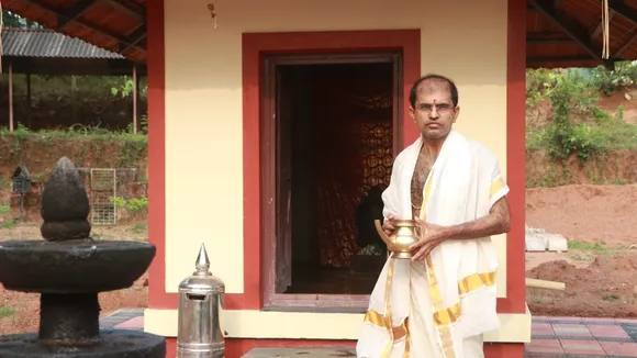 ഹൈന്ദവ പുരോഹിതർക്കിടയിലെ വേറിട്ട വ്യക്തിത്വമായി വിയ്യക്കുറുശ്ശി കേശവപുരം മഹാവിഷ്ണു ക്ഷേത്രം മേൽശാന്തിയും പൈതൃകം കൾച്ചറൽ ട്രസ്റ്റ് ചെയർമാനുമായ ബ്രഹ്മശ്രീ രവീന്ദ്രനാഥ് ശർമ്മ ശ്രദ്ധേയനാകുന്നു
