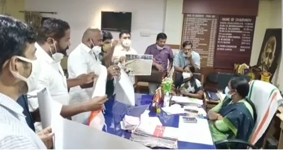 റോഡുകളുടെ ശോചനീയാവസ്ഥ ഉടൻ പരിഹരിക്കണം എന്നാവശ്യപ്പെട്ട് യൂത്ത് കോൺഗ്രസ്‌ പാലക്കാട്‌ നിയോജകമണ്ഡലം കമ്മിറ്റി പാലക്കാട്‌ നഗരസഭാ ചെയർപേഴ്സനെ ഉപരോധിച്ചു