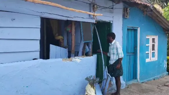 അരിക്കൊമ്പനെ പോലെ പടയപ്പയും! മൂന്നാറിൽ തൊഴിലാളി ലയങ്ങളിൽ വീടുകള്‍ പൊളിച്ച് അരിച്ചാക്ക് എടുത്തു കഴിച്ചു