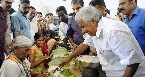 ഭക്ഷണം കിട്ടുമ്പോള്‍... ഉറക്കം ഒക്കുമ്പോള്‍... വിശ്രമം എന്നൊന്നില്ല... ധനമന്ത്രിയായിരിക്കെ സ്വാതന്ത്ര്യദിനത്തില്‍ പതാകയുയര്‍ത്താന്‍ കാറില്‍ കയറുമ്പോള്‍ ഷര്‍ട്ടില്‍ മുഴുവന്‍ കരിമ്പന്‍ ! ഉടന്‍ സ്റ്റാഫിലൊരാളെ കാറില്‍ കയറ്റി അദ്ദേഹത്തിന്‍റെ ഷര്‍ട്ടൂരി മാറിയിട്ടു. മറ്റൊരിക്കല്‍ നിയമസഭയിലേയ്ക്ക് പുറപ്പെടാനിരിക്കെ അലക്കുകാരന്‍ ചതിച്ചു. ഡ്രസ് വന്നില്ല. തൊട്ടടുത്ത മുറിയിലെത്തി കേരളാ കോണ്‍ഗ്രസ് നേതാവിന്‍റെ കുപ്പായം കടം വാങ്ങി മുട്ടോളം വരുന്ന ഷര്‍ട്ടുമിട്ട് നിയമസഭയിലെത്തി. രാത്രിയിലെ ഫയല്‍ നോട്ടം ഉറങ്ങാതിരിക്കാന്‍ എഴുന്നേറ്റിരുന്നും പിന്നെ നടന്നും - 16 വര്‍ഷം ഉമ്മന്‍ ചാണ്ടിയുടെ പ്രസ് സെക്രട്ടറിയായിരുന്ന പിടി ചാക്കോ പ്രിയ നേതാവിന്‍റെ അനുഭവങ്ങള്‍ പങ്കുവെക്കുന്നു