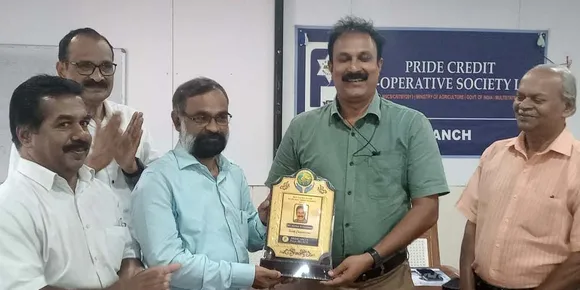 ഹയർ സെക്കന്ററി വിഭാഗത്തിൽ ഏറ്റവും നല്ല അദ്ധ്യാപകനുള്ള സംസ്ഥാന അവാർഡ് ജേതാവിനെ അനുമോദിച്ചു