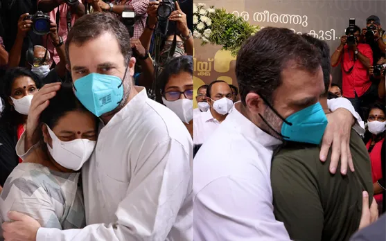 പിടി തോമസിന്റെ കുടുംബത്തെ ചേര്‍ത്തുപിടിച്ച് രാഹുല്‍ ഗാന്ധി ! പ്രിയ നേതാവിനെ അവസാനമായി ഒരു നോക്ക് കാണാനെത്തിയ രാഹുല്‍ ഗാന്ധി മടങ്ങിയത് ഉമയേയും മക്കളെയും തന്നോട് ചേര്‍ത്ത് പിടിച്ച് ആശ്വസിപ്പിച്ച് ! 15 മിനിറ്റിലേറെ സഹപ്രവര്‍ത്തകന്റെ മൃതദേഹത്തിനരികെ ചിലവഴിച്ച് രാഹുല്‍ ഗാന്ധി