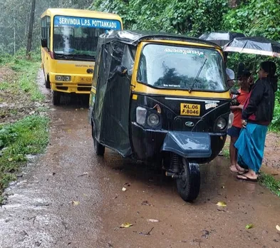 മദ്യപിച്ച് ലക്കുകെട്ട് ഓട്ടോറിക്ഷാ ഡ്രൈവര്‍ വാഹനം നടുറോഡില്‍ നിര്‍ത്തിയിട്ടു, നാട്ടുകാർക്കു നേരെ അസഭ്യവും; വഴിയില്‍ കുടുങ്ങി മറ്റു വാഹനങ്ങൾ