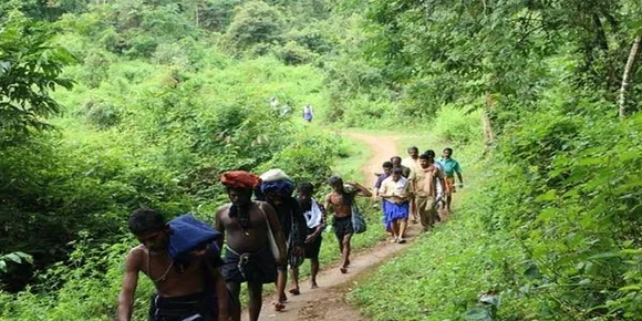 മണ്ഡല മഹോത്സവത്തിന് രണ്ടുനാൾ ശേഷിക്കെ ശബരിമലയിൽ തിരക്ക് കൂടി: ഇന്ന് വെർച്ചൽ ക്യൂ വഴി രജിസ്റ്റർ ചെയ്തത് 90,003 പേർ; തങ്കയങ്കി ഘോഷയാത്ര നാളെ വൈകുന്നേരം ശബരിമലയിൽ എത്തും