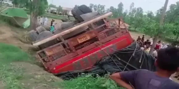 മൊറാദാബാദിൽ ട്രക്ക് പിക്കപ്പ് വാനുമായി കൂട്ടിയിടിച്ച് എട്ടുപേർക്ക് ദാരൂണാന്ത്യം; അപകടത്തിൽ 15 പേർക്ക് പരിക്ക്