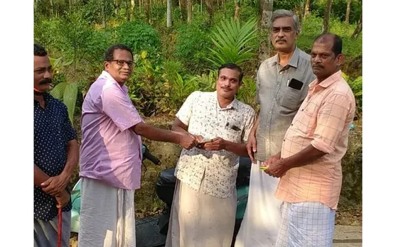 വഴിയിൽ കളഞ്ഞു കിട്ടിയ പണം ഉടമസ്ഥന് തിരികെ നൽകി