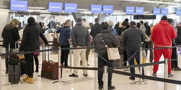 എയർലൈൻ റദ്ദാക്കലുകൾക്കും കാലതാമസത്തിനും പുതിയ നിയമങ്ങൾ നിർദ്ദേശിക്കാൻ യുഎസ്